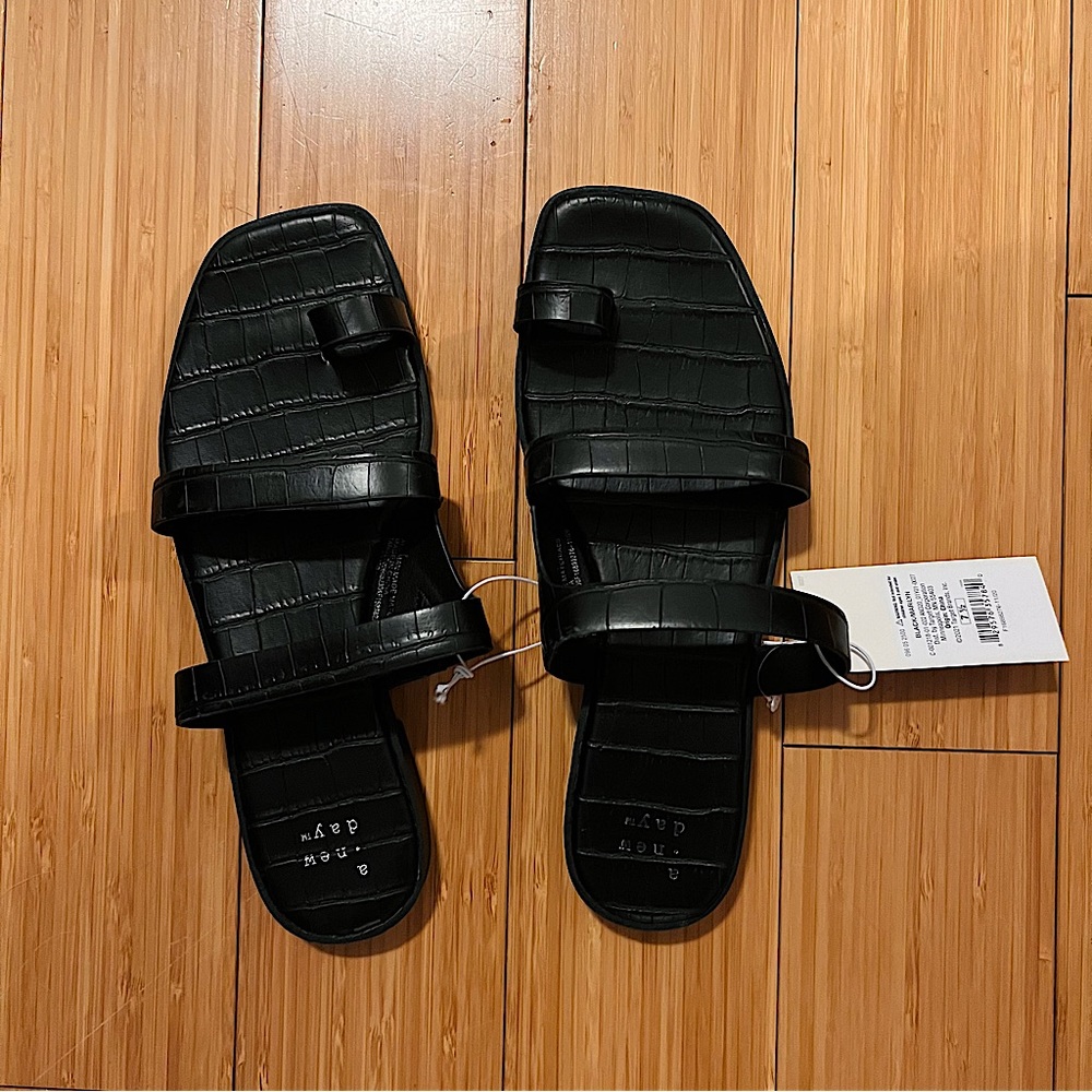 NWT + BOX - Black Croc Embossed Toe Loop Sandals - Picture 2 of 4